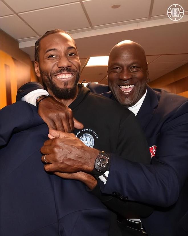 努力追赶！孙铭徽反击信手拈来送背传 胡金秋跟进接球上篮得手（奋力追分！孙铭徽快攻背传妙传，胡金秋跟进上篮命中）