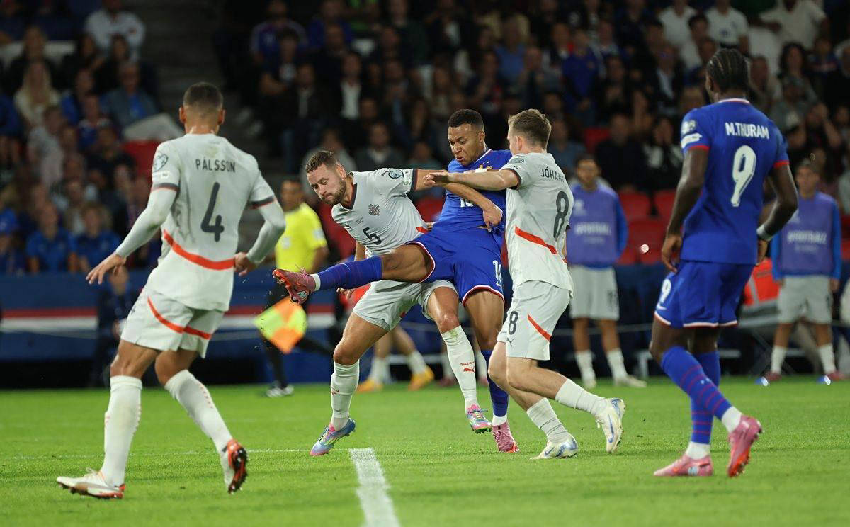 拉波尔塔的圣诞轻松时刻：巴萨主席的亲民魅力与未来布局（圣诞里的拉波尔塔：巴萨掌门的亲和力与未来蓝图）