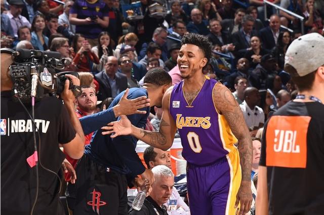 斯基拉：国米派球探考察卡利亚里20岁的右翼卫帕莱斯特拉（据斯基拉报道，国米派球探赴卡利亚里考察20岁右翼卫帕莱斯特拉）