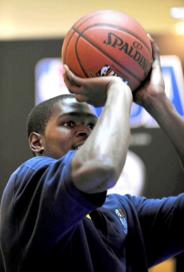 足球巴萨后防大将伤缺四周，主帅表情凝重（巴萨后防主力伤停四周，主帅神情凝重）