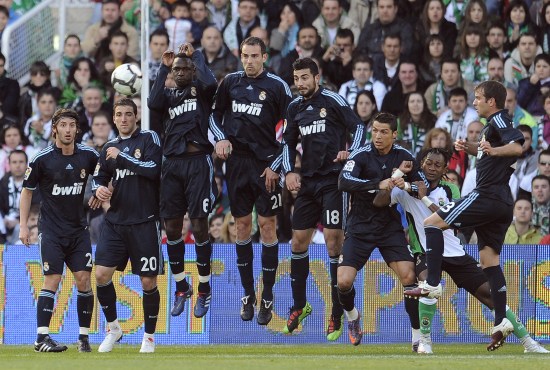 阿斯：德容可代表巴萨出战马竞，阿劳霍将继续缺阵（阿斯：德容可出战马竞，阿劳霍仍将缺席）